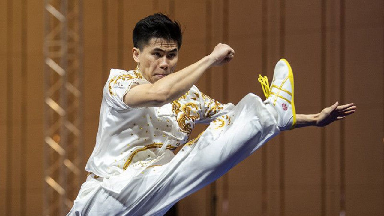Atlet Taolu Indonesia Edgar Xavier Marvelo beraksi pada final wushu nomor Changquan putra SEA Games 2023 di Chroy Changvar International Convention & Exhibition Center, Phnom Penh, Kamboja, Jumat (12/5/2023). Edgar Xavier meraih medali emas pada nomor tersebut dengan skor 9,713. ANTARA FOTO/M Agung Rajasa/rwa.