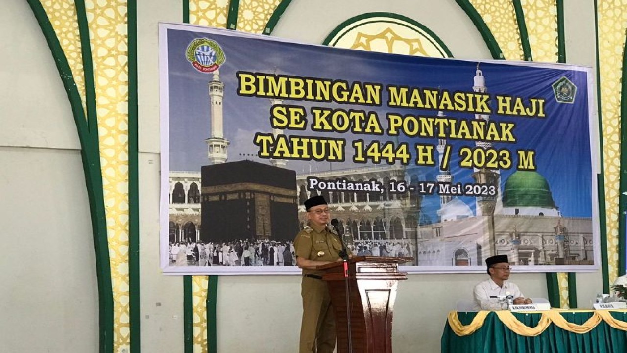 Wali Kota Pontianak, Kalbar, Edi Rusdi Kamtono saat memberikan sambutan dalam kegiatan bimbingan manasik haji di Pontianak, Selasa (16/5/2023). (FOTO ANTARA/Damara)