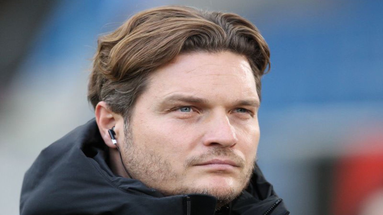 Pelatih Borussia Dortmund Edin Terzic menjelang laga Bundesliga melawan TSG 1899 di Sinsheim, Jerman, 25 Februari 2023. (Foto AFP/Daniel Roland)