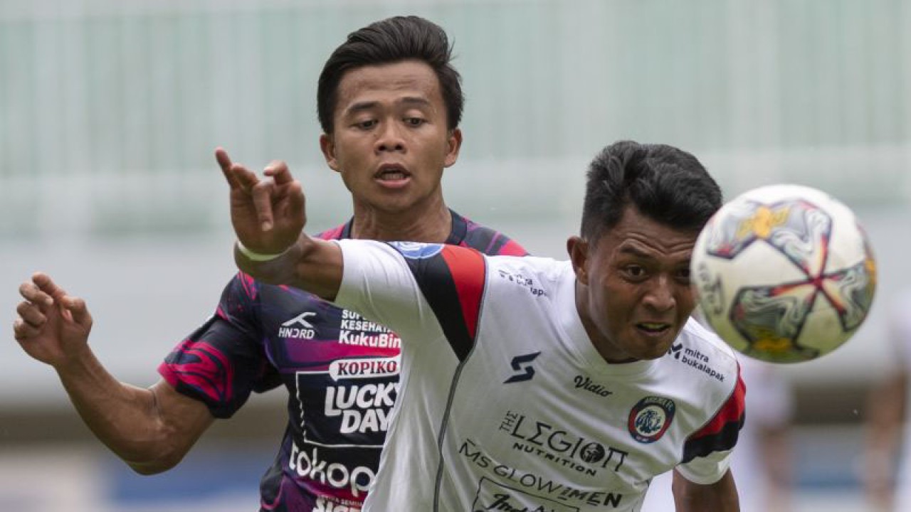 Ilustrasi - Pesepak bola Rans Nusantara FC Moh Edo Febriansah (kiri) berebut bola dengan pesepak bola Arema FC Dedik Setiawan (kanan) pada lanjutan Liga 1 di Stadion Pakansari, Kabupaten Bogor, Jawa Barat, Rabu (8/2/2023). Rans Nusantara FC kalah 1-2. ANTARA FOTO/Wahyu Putro A/tom. (ANTARA FOTO/WAHYU PUTRO A)
