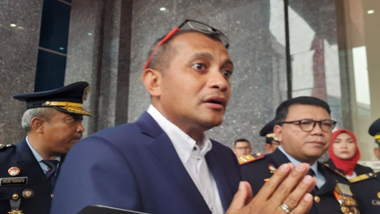 Wakil Menteri Hukum dan HAM Edward Omar Syarif Hiariej di Kantor Kementerian Hukum dan HAM, Jakarta, Selasa (2/5/2023). ANTARA/Narda Margaretha Sinambela