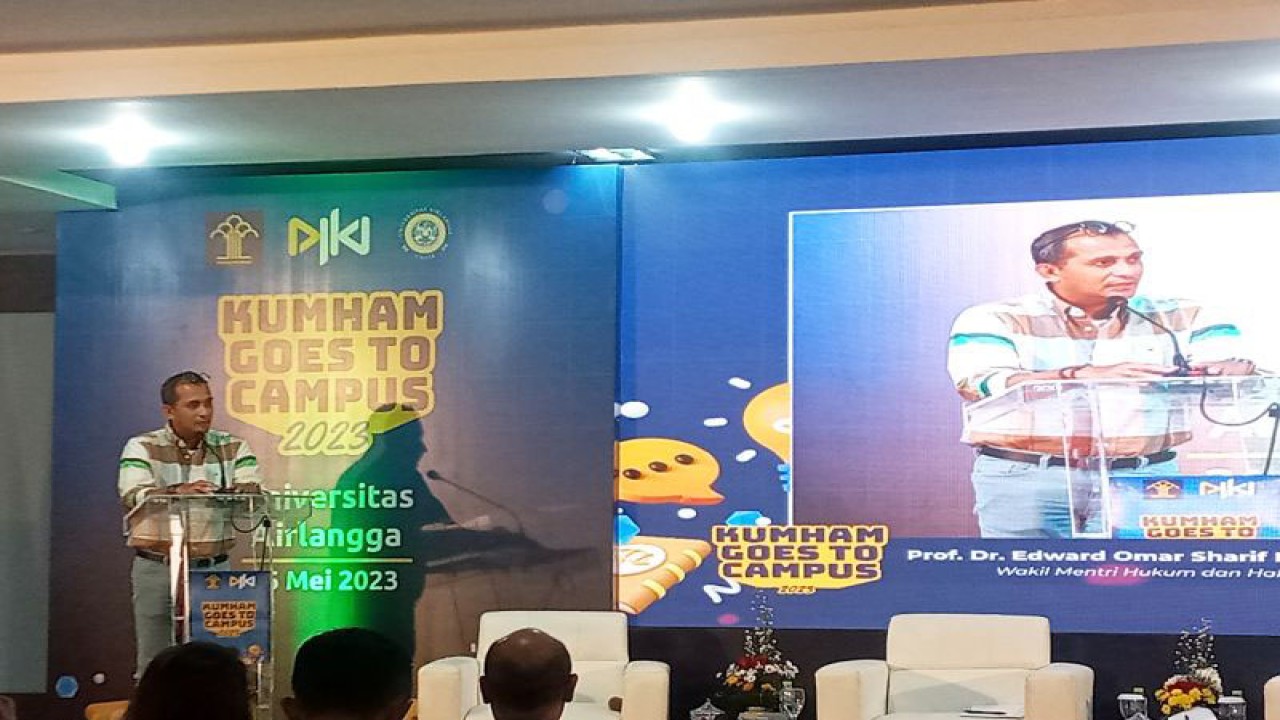 Wakil Menteri Hukum dan Hak Asasi Manusia Edward Omar Sharif Hiariej saat menyampaikan pidato kunci dalam kegiatan Kumham Goes to Campus 2023 di Fakultas Hukum Universitas Airlangga, Surabaya, Jawa Timur, Jumat (26/5/2023). ANTARA/Tri Meilani Ameliya