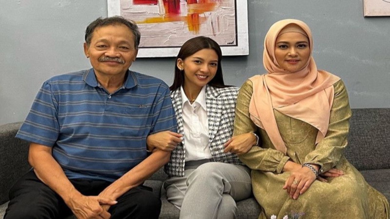 Potret Eeng Saptahadi (kiri) bersama lawan mainnya Alisia Rininta dan Ratu Dewi Imasy dalam sinetron “Takdir Cinta Yang Kupilih” (instagram/ratudewiimasy)