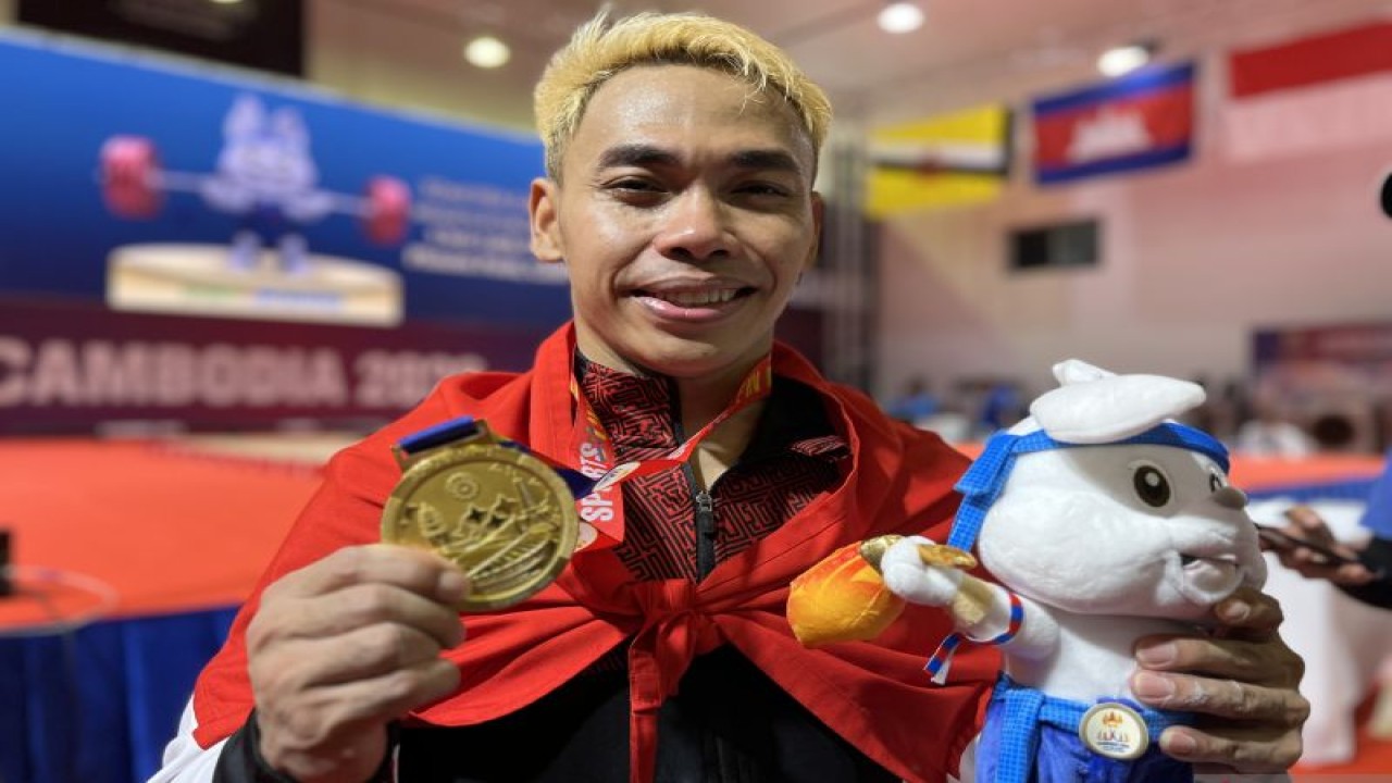 Lifter Indonesia Eko Yuli Irawan berpose usai menenangkan medali emas di cabang angkat besi 61 kg putra di SEA Games 2023 Kamboja, Sabtu (13/5/2023). (ANTARA/Arnidhya Nur Zhafira)