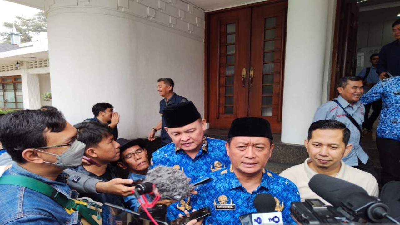 Pelaksana Harian Wali Kota Bandung Ema Sumarna saat memberikan keterangan kepada pers di Balai Kota Bandung, Selasa (2/5/2023). (ANTARA/Ricky Prayoga)
