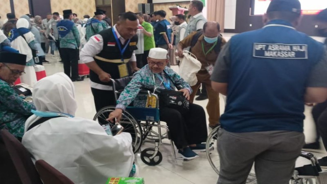 Jamaah Calon Haji (JCH) Kloter 1 yang masuk Asrama Haji Sudiang, Makassar mendapatkan layanan satu pintu di Aula Arafah, Selasa (23/5/2023). FOTO ANTARA/HO-Kanwil Kemenag Sulsel