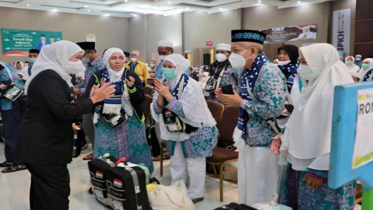 Foto Arsip - Gubernur Jatim Khofifah Indar Parawansa (kiri) menyapa jamaah pada penyelenggaraan ibadah haji tahun lalu di Asrama Haji Surabaya. (ANTARA/HO-Biro Adpim Jatim)