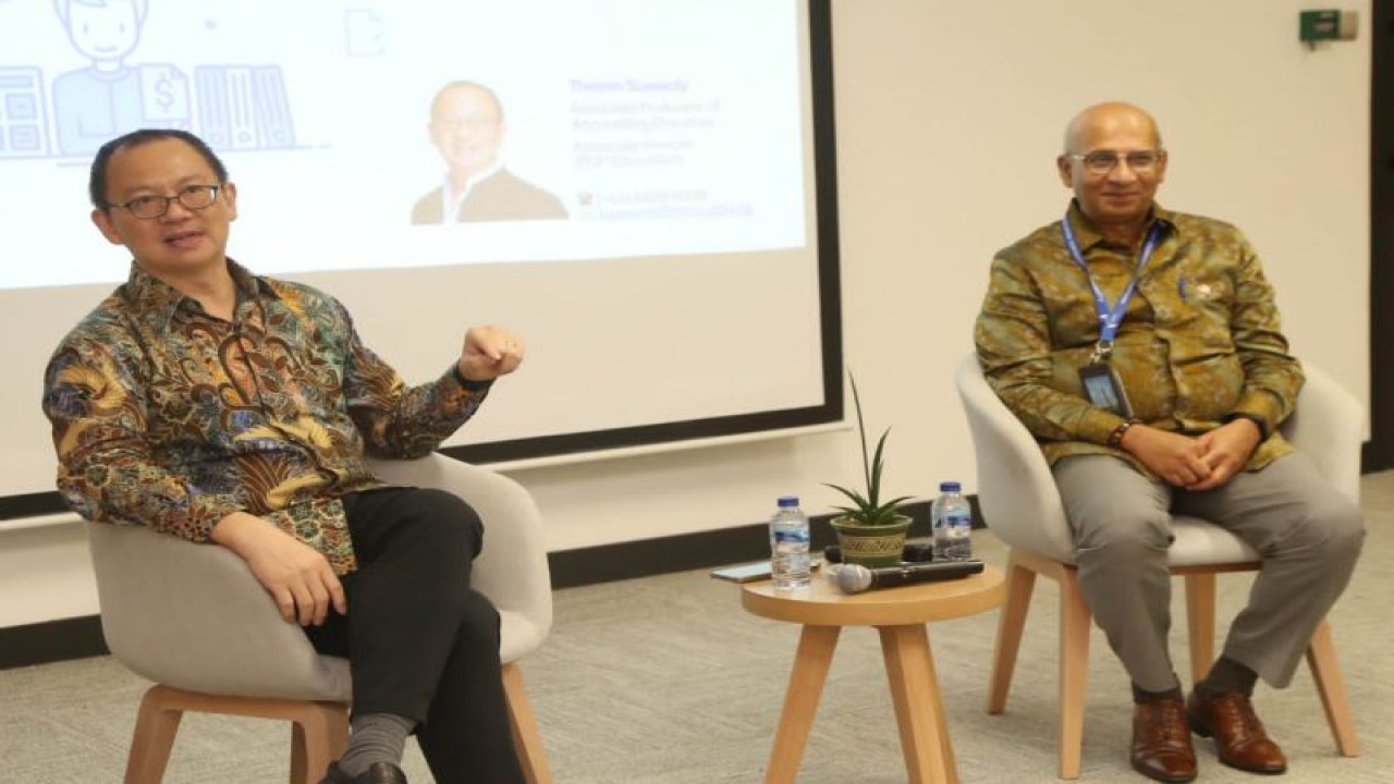 Associate Provost dan Associate Professor of Accounting Practice dari Universitas Manajemen Singapura, Themin Suwardy (kiri), memaparkan tentang adopsi pelaporan keberlanjutan bagi emiten Indonesia dalam diskusi bertajuk Thought Leadership di Jakarta. (ANTARA/HO-Universitas Manajemen Singapura)