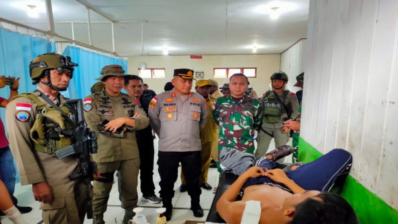 Kapolres Pegunungan Bintang AKBP Mohamad Dafi Bastomi didampingi Satgas Damai Cartenz 2023 menjenguk kondisi pekerja proyek BTS PT IBS yang telah dievakuasi dari Distrik Okbab ke Distrik Oksibil untuk mendapatkan perawatan medis, Senin (15/5/2023). (ANTARA/HO-Humas Polda Papua)