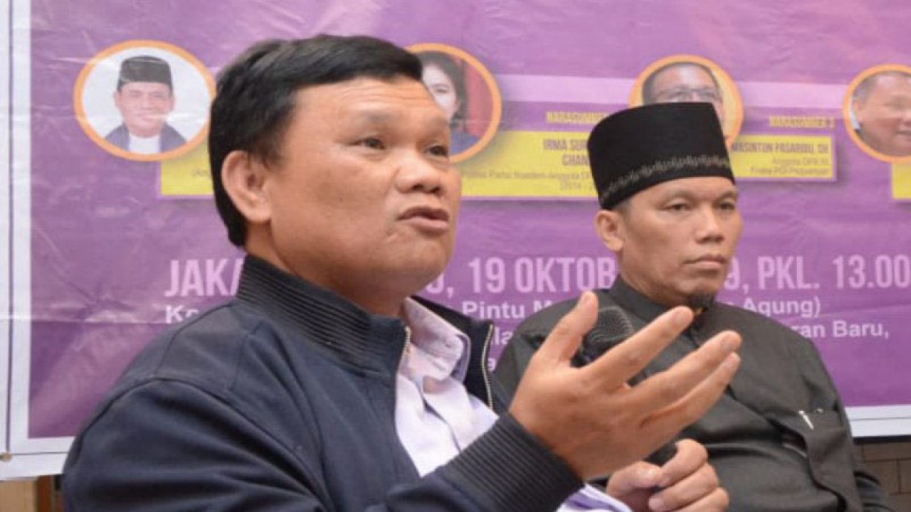 Pengamat komunikasi politik dari Universitas Pelita Harapan Jakarta, Emrus Sihombing (kiri). (ANTARA/HO)