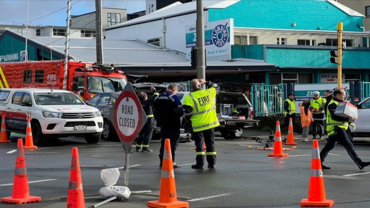 Petugas pemadam kebakaran berada di lokasi kebakaran sebuah asrama di Loafers Lodge, Wellington, Selandia Baru (16/5/2023). Kebakaran tersebut menewaskan sedikitnya enam orang dan diperkirakan jumlah korban masih bisa bertambah. ANTARA FOTO/REUTERS/Lucy Craymer/tom.