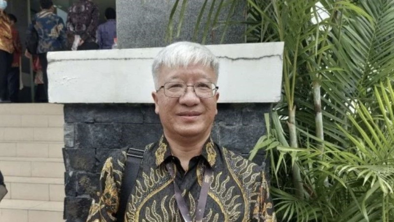 Arsip foto - Epidemiolog dari Fakultas Kesehatan Masyarakat Universitas Indonesia (FKM-UI) Iwan Ariawan berpose usai menerima penghargaan PPKM Award 2023 di Jakarta, Senin (20/3/2023). (ANTARA/Andi Firdaus).