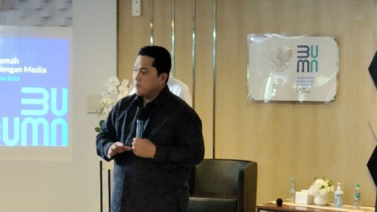 Menteri BUMN Erick Thohir menyampaikan keterangan kepada awak media di Jakarta, Rabu (3/5/2023). ANTARA/Aji Cakti