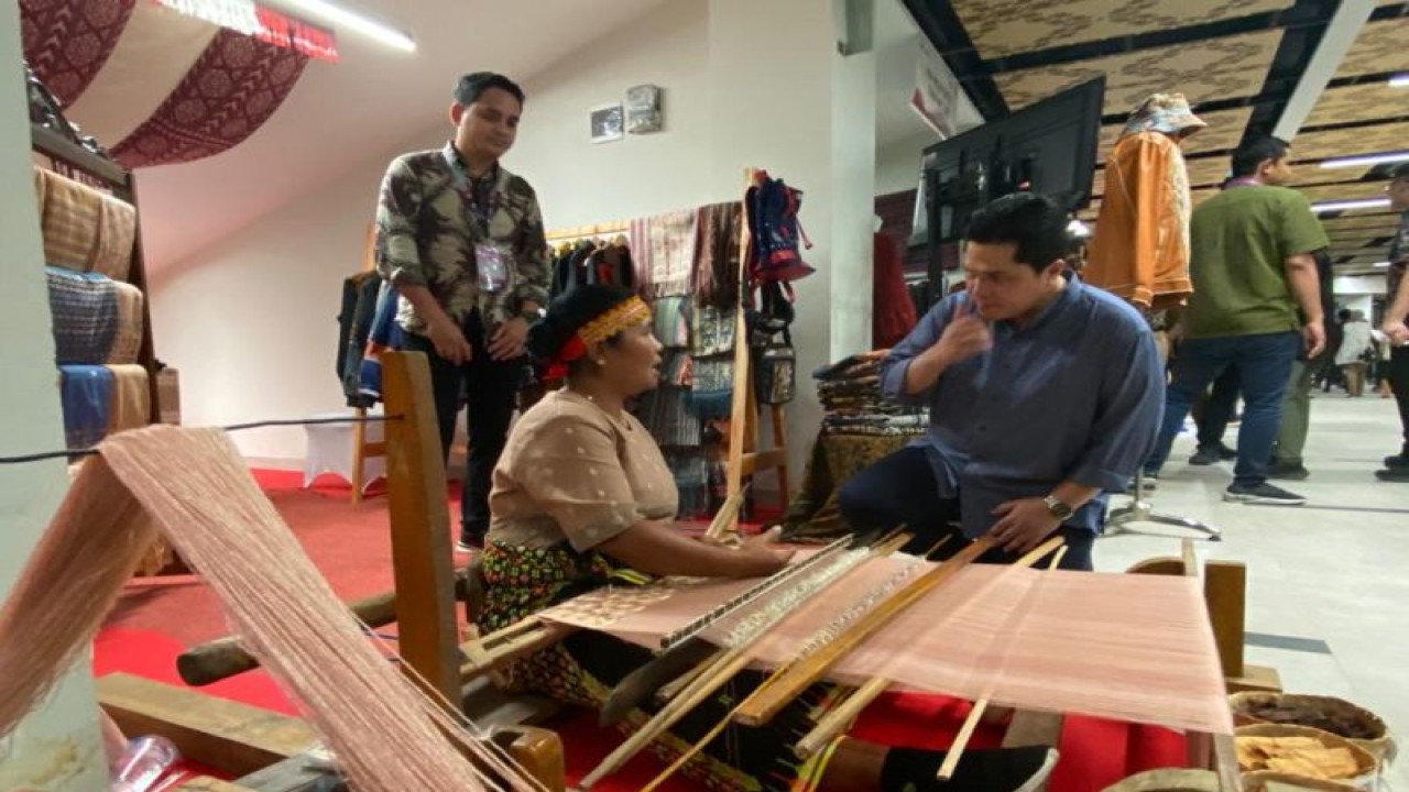 Menteri BUMN Erick Thorir berdiskusi dengan pelaku UMKM peserta SME's Hub di Kawasan Waterfront City Labuan Bajo, Manggarai Barat, NTT, Selasa (9/5/2023). (ANTARA/HO-Kementerian BUMN)