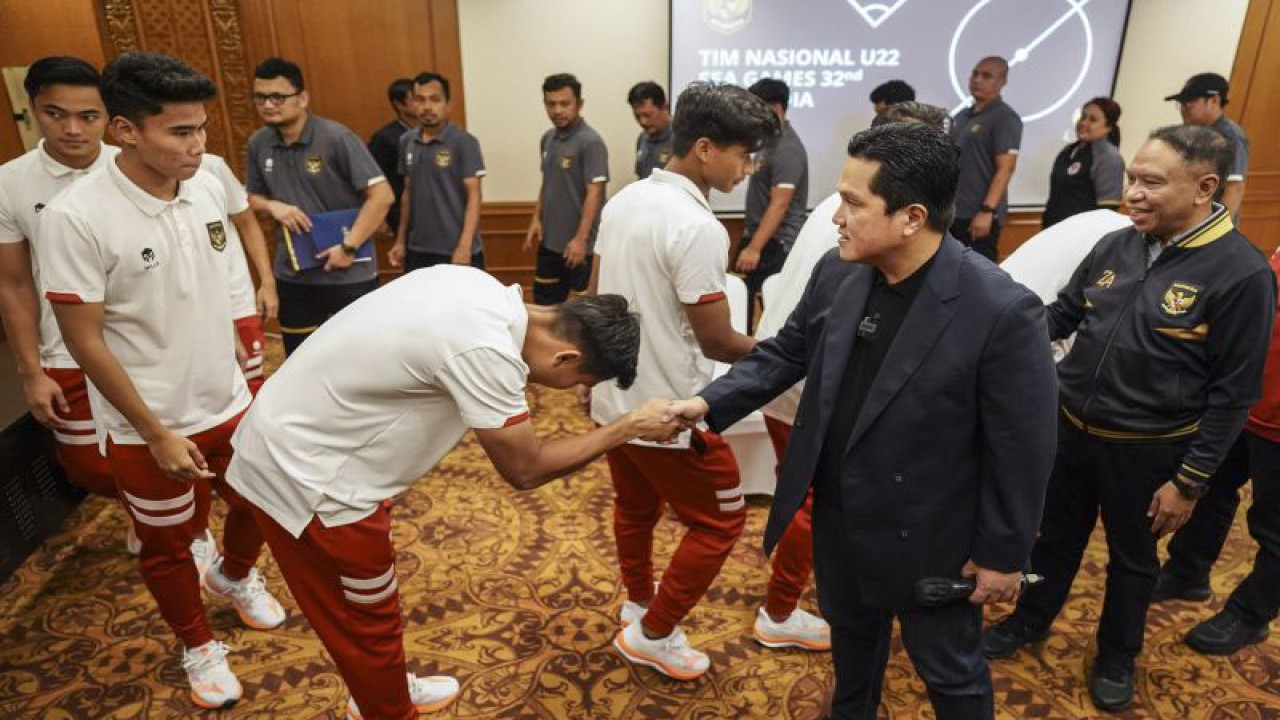 Ketum PSSI Erick Thohir (kedua kanan) didampingi Waketum PSSI Zainudin Amali (kanan) bersalaman dengan pemain Timnas U-22 usai melakukan pertemuan di Jakarta, Jumat (21/4/2023). Pertemuan tersebut dilakukan untuk memberi arahan dan semangat kepada pemain Timnas Indonesia U-22 dan pengurus yang akan bertanding pada ajang Sea Games di Kamboja. ANTARA FOTO/Dhemas Reviyanto/hp.