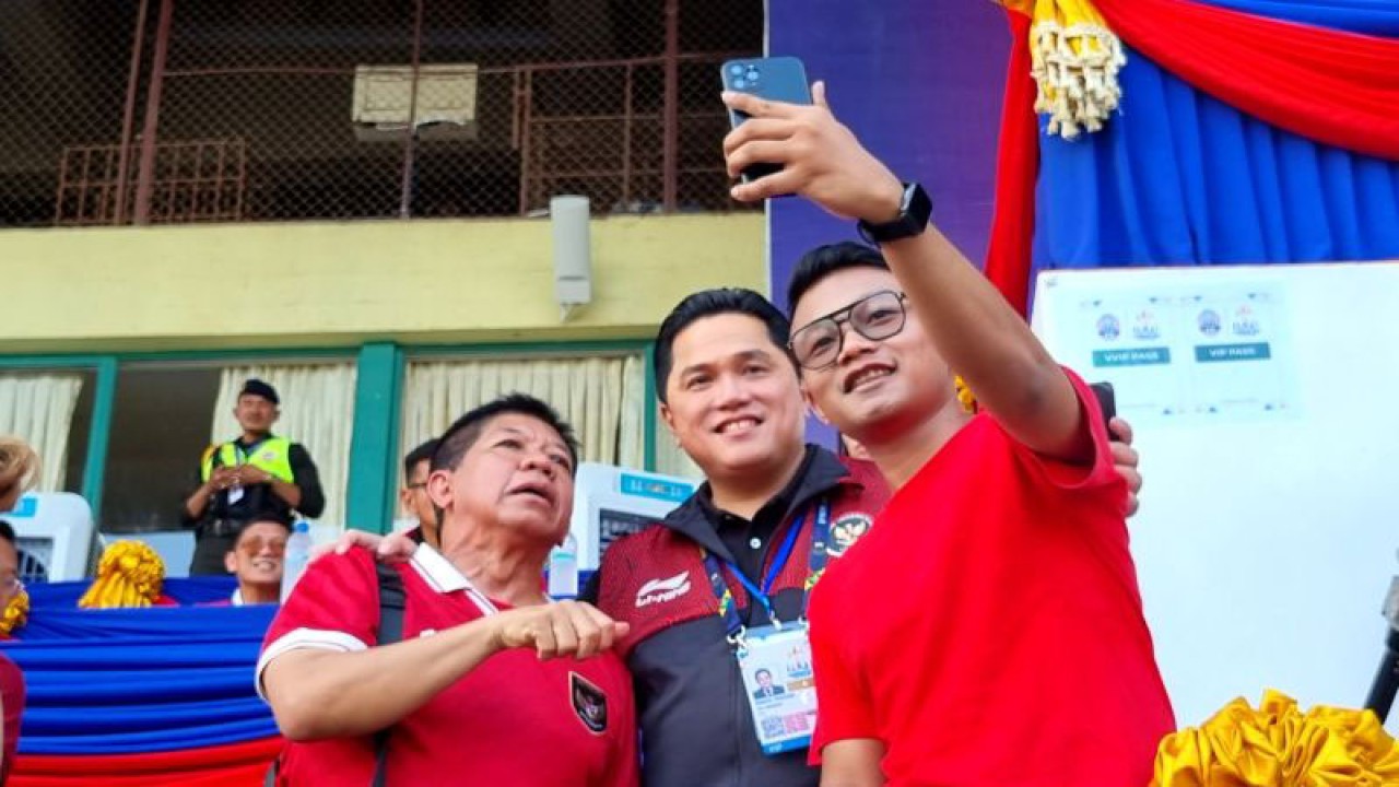 Ketua Umum PSSI Erick Thohir (tengah) berpose dengan penonton pertandingan semifinal SEA Games 2023 antara Indonesia melawan Vietnam di Olympic Stadium Phnom Penh, Kamboja, Sabtu (13/5/2023). ANTARA/Bayu Kuncahyo