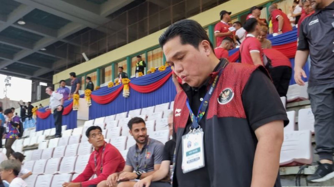 Ketua Umum PSSI Erick Thohir menuruni tangga untuk menemui suporter dan pemain timnas Indonesia usai menang lawan Vietnam di Olympic Stadium Phnom Penh, Kamboja, Sabtu (13/5/2023). ANTARA/Bayu Kuncahyo