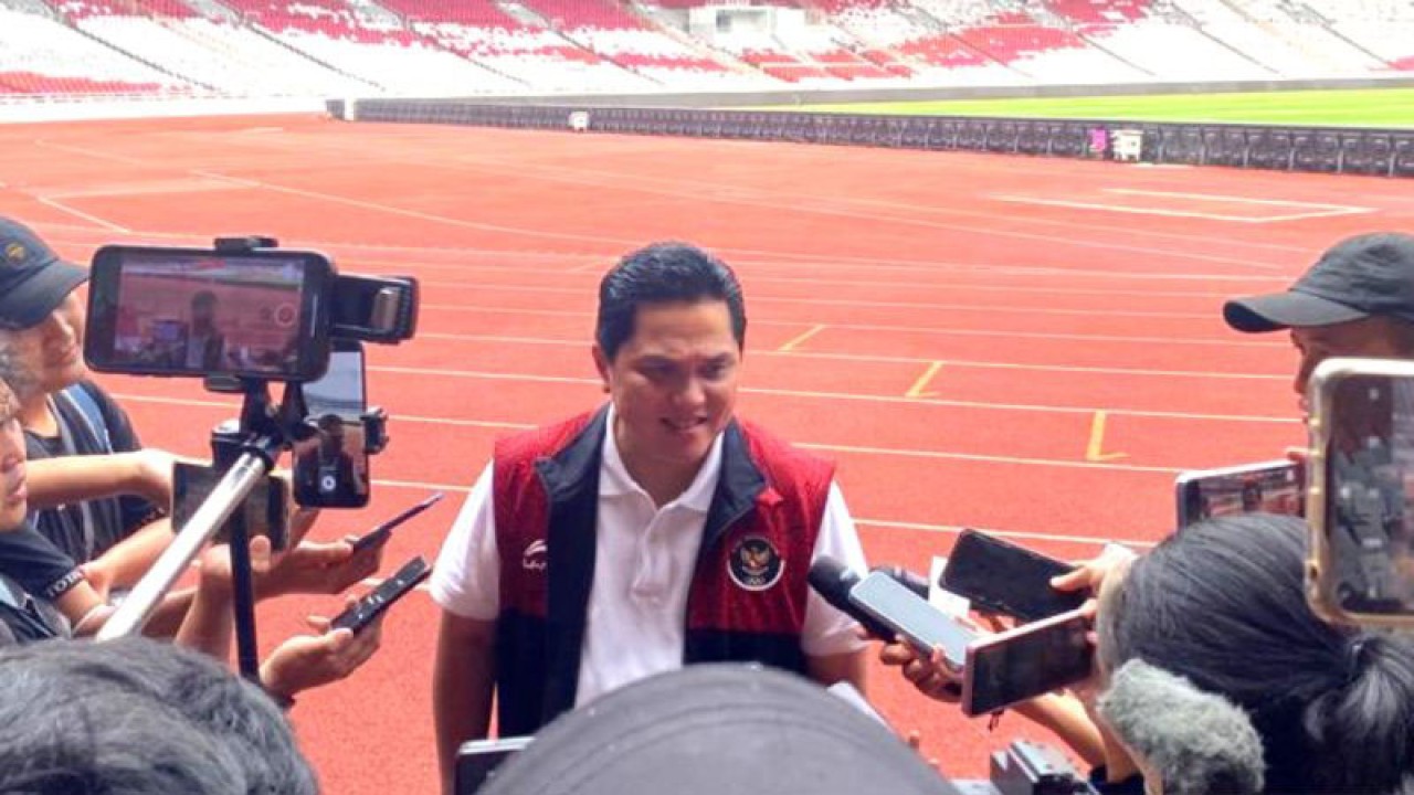 Ketua Umum PSSI Erick Thohir menjawab pertanyaan para pewarta di Stadion Utama Gelora Bung Karno, Jakarta, Jumat (19/5/2023). (ANTARA/LUTHFIA MIRANDA PUTRI)