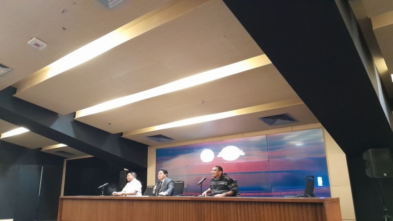Ketua Umun Persatuan Sepak Bola Indonesia (PSSI) Erick Thohir (tengah) bersama dengan Wakil Ketua Umum PSSI Zainudin Amali (kanan) dan EXCO PSSI Arya Sinulingga (kiri) saat dalam konferensi pers di stadion stadion utama Gelora Bung Karno, Senayan, Jakarta, Rabu (24/5/2023). (Fajar Satriyo)