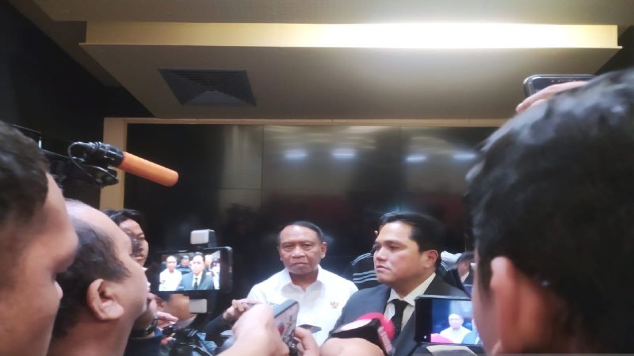 Ketua Umun Persatuan Sepak Bola Indonesia (PSSI) Erick Thohir saat diwawancarai pewarta di stadion stadion utama Gelora Bung Karno, Senayan, Jakarta, Rabu (24/5/2023). (Fajar Satriyo) (Fajar Satriyo)