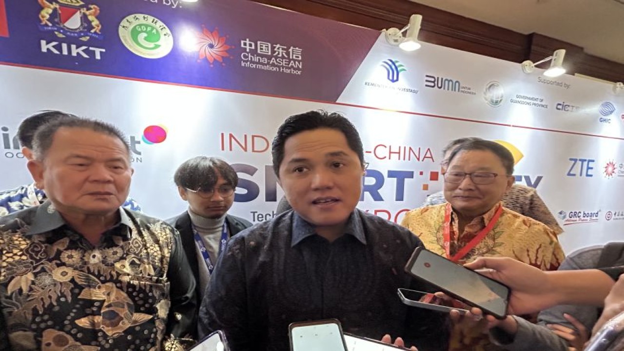 Menteri BUMN Erick Thohir (tengah) usai menghadiri acara Indonesia-China Smart City Technology & Investment Expo 2023 di Jakarta, Kamis (25/5/2023)