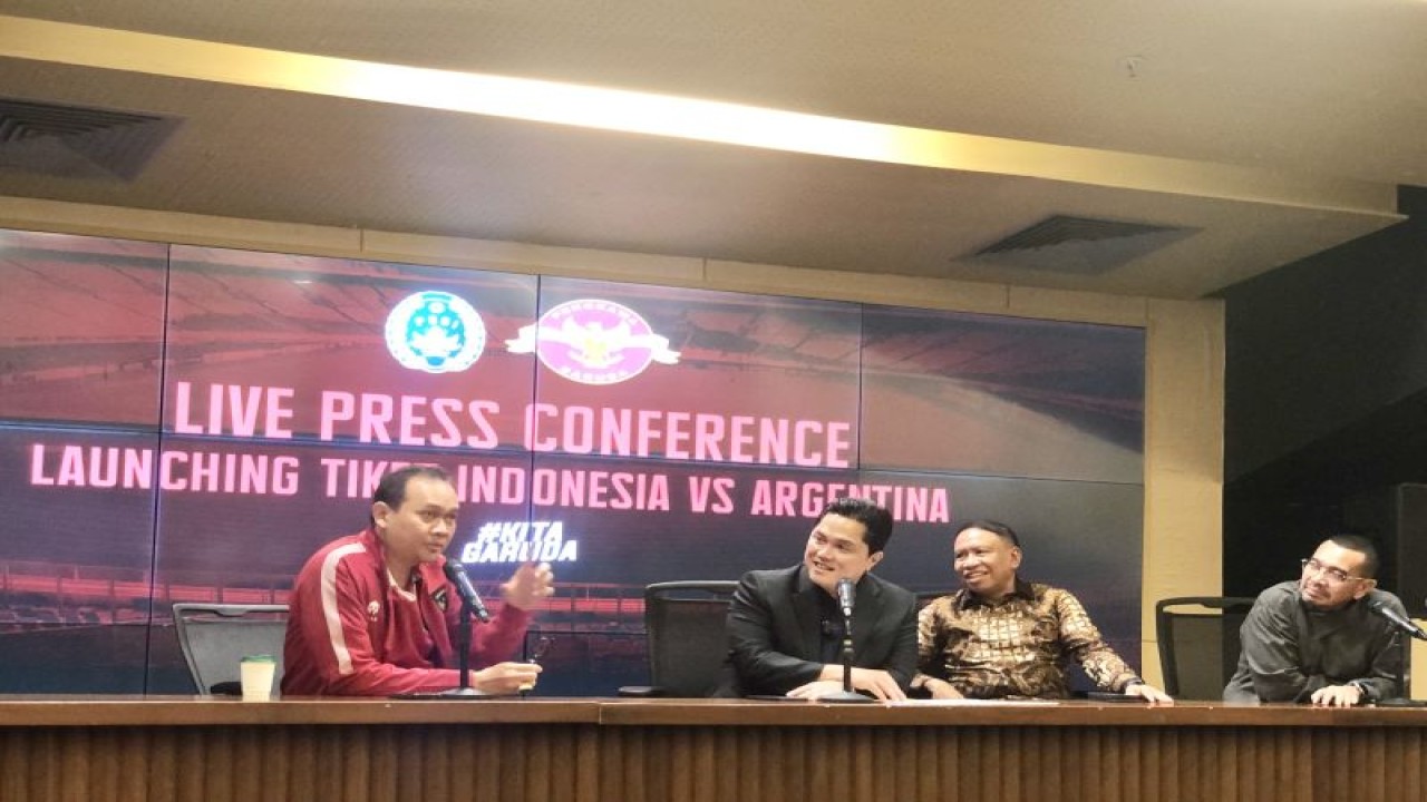 Cak Lontong (paling kiri), Erick Thohir (dua dari kiri), Zainudin Amali (dua dari kanan), dan Arya Sinulingga (paling kanan) saat menghadiri konferensi pers di Ruang Konferensi Pers Stadion GBK, Senin (29/5/2023) . (ANTARA/Zaro Ezza Syachniar)