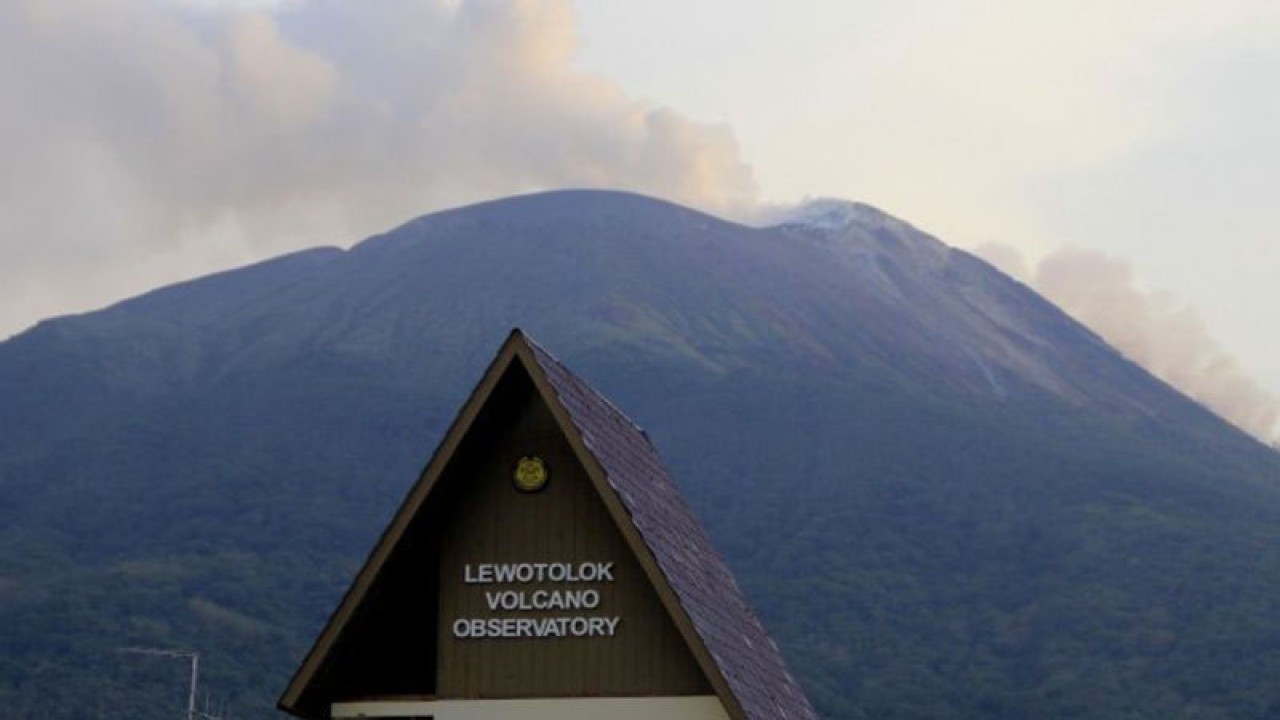 Pos Pemantau Gunung Ile Lewotolok di Kecamatan Ile Ape, Kabupaten Lembata. ANTARA/Kornelis Kaha