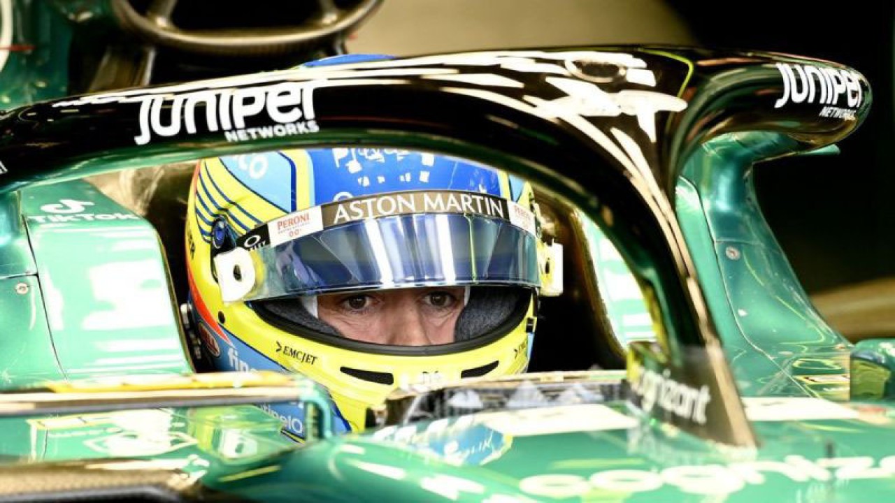 Pembalap tim Aston Martin Fernando Alonso masuk pit saat latihan F1 Grand Prix Australia di Sirkuit Grand Prix Melbourne, Australia (1/4/2023). ANTARA FOTO/ REUTERS/Jaimi Joy/tom.