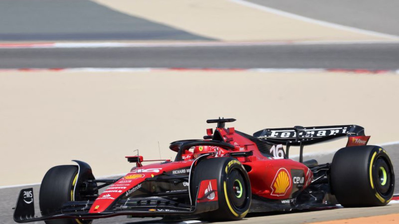 Pebalap Ferrari Charles Leclerc saat tes pra-musim di Bahrain International Circuit, Sakhir, pada 25 Februari 2023. (Photo by Giuseppe CACACE / AFP) (AFP/GIUSEPPE CACACE)