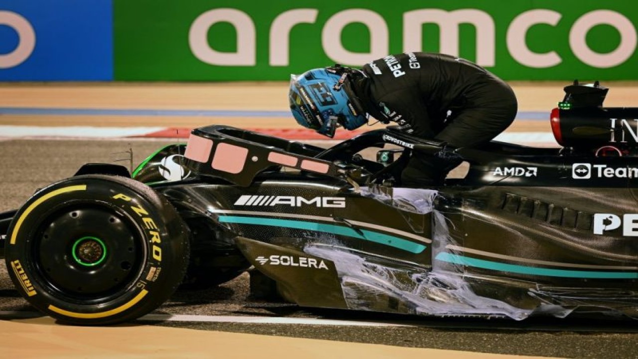 Pebalap George Russell saat keluar dari Mercedes W14 pada uji pramusim F1 2023 di Sirkuit Internasional Bahrain, Jumat (24/2/2023). (Formula 1)