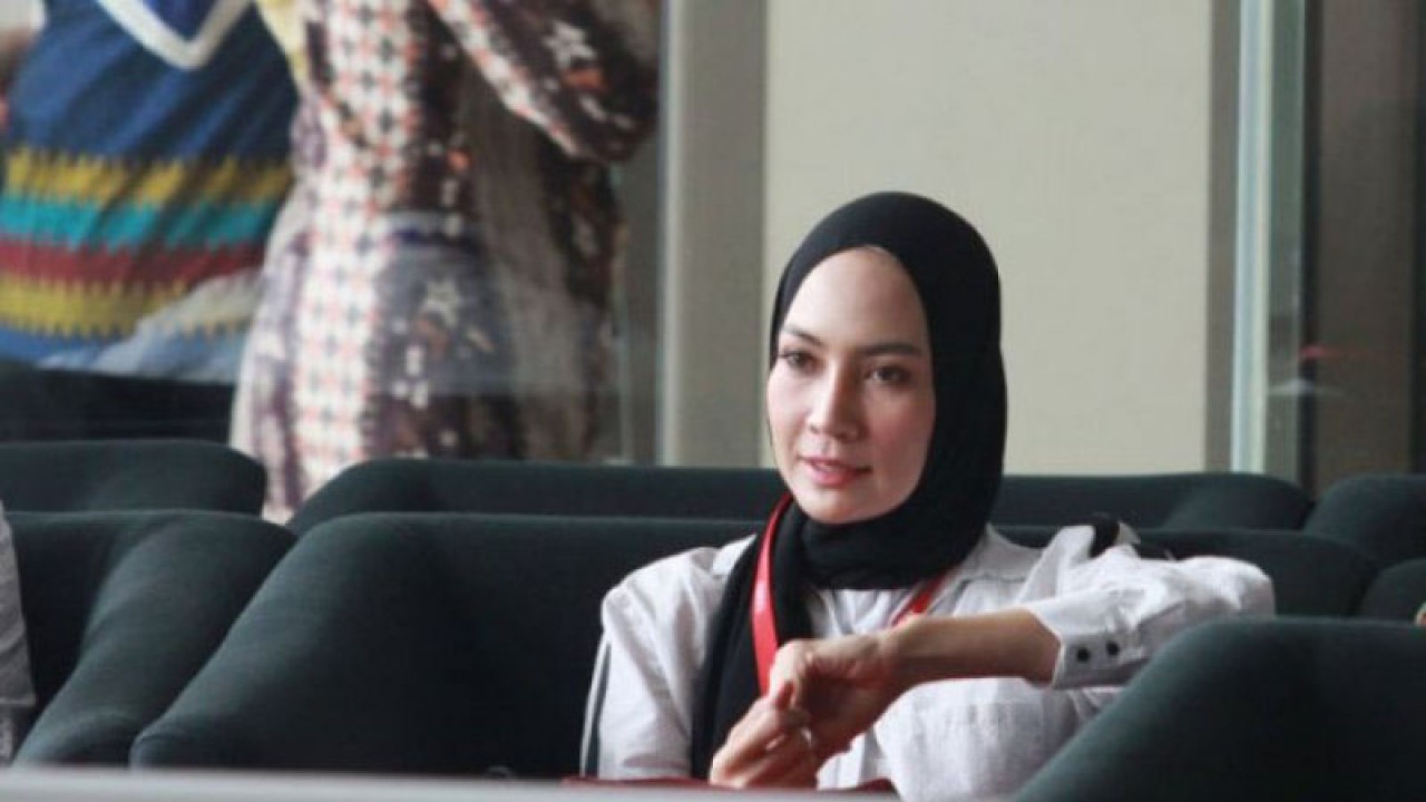 Istri mantan gubernur Aceh Irwandi Yusuf, Fenny Steffy Burase, mendatangi Gedung KPK meski tidak terdaftar dalam jadwal pemeriksaan di Gedung KPK, Jakarta, Rabu (1/8/2018). Sebelumnya Fenny pernah diperiksa terkait kasus dugaan suap terkait dengan pengalokasian dan penyaluran dana otonomi khusus Aceh Tahun Anggaran 2018. (ANTARA/Reno Esnir)