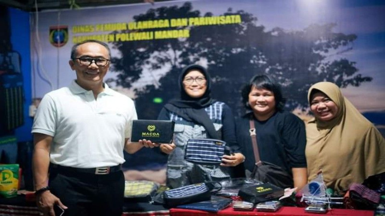 Penjabat Gubernur Sulbar Prof Zudan Arif Fakrhullah (kiri) meninjau lapak usaha tenun pada Festival Gema Sulbar di anjungan Pantai Manakarra Mamuju, Kamis (25/5/2023). ANTARA/M Faisal Hanapi.