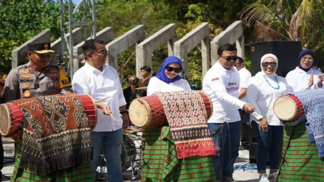 Penjabat Gubernur Sulbar, Akmal Malik hadir pada Festival Pulau Karampuang yang digelar Pemprov Sulbar agar ekonomi masyarakat dapat tumbuh di Mamuju, Senin (1/5/2023) FOTO ANTARA/M Faisal Hanapi