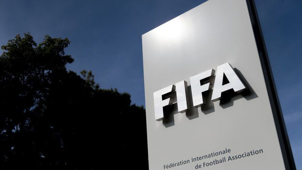 Dokumentasi - Logo badan sepak bola dunia FIFA terlihat di kantor pusatnya di Zurich. ANTARA/Fabrice COFFRINI / AFP/pri.