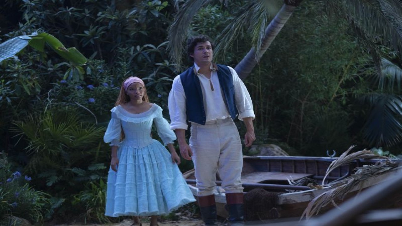 Halle Bailey dan Jonah Hauer-King dalam film live-action "The Little Mermaid" (2023). (ANTARA/HO-Disney+ Hotstar)