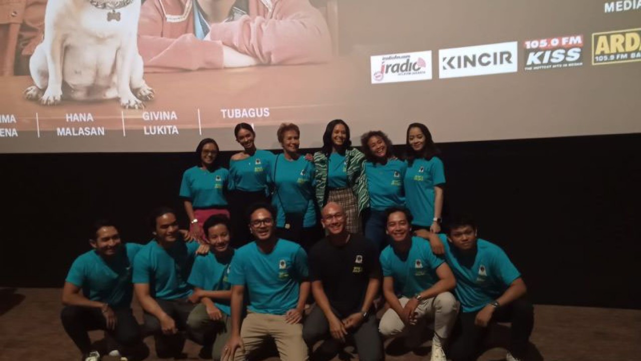 Para pemeran dan tim produksi film "Detektif Jaga Jarak" dalam acara konferensi pers film "Detektif Jaga Jarak" di XXI Epicentrum, Jakarta Selatan pada Jumata (26/5). (ANTARA/Farhan Arda Nugraha)