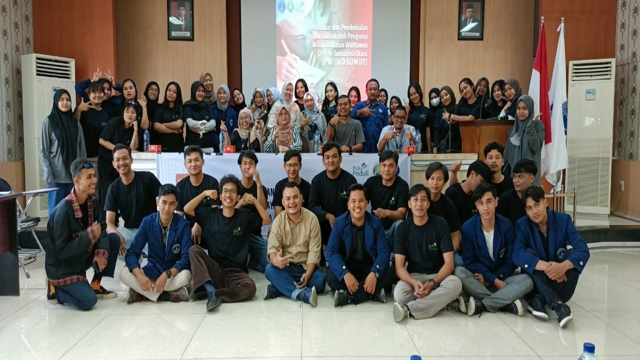 Dekan FISIP UMA Dr. Effiati Juliana Hasibuan berfoto bersama para pemateri dan seluruh peserta Pelatihan dan Pembekalan Jurnalistik yang digelar Ilmu Komunikasi FISIP UMA/ist