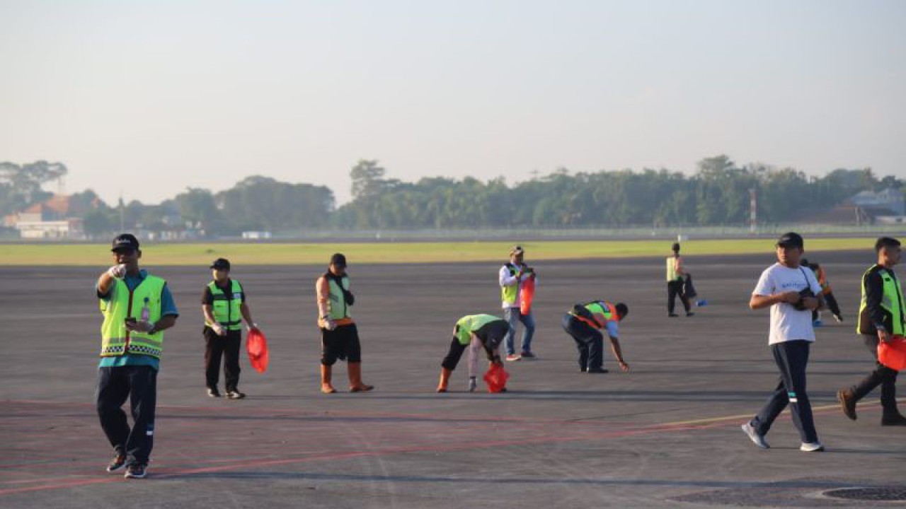 Foreign Object Debris (FOD) Cleaning di Bandara Bali. ANTARA/HO-Humas Bandara Bali