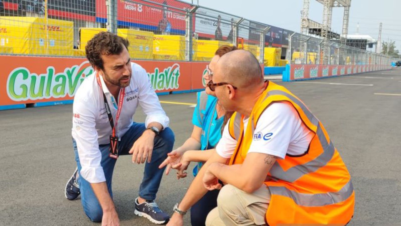 Chief Competition Officer (CCO) Formula E Alberto Longo bersama Ketua Panitia Pelaksana Formula E Jakarta 2023 Ananda Mikola saat mengecek lintasan sirkuit Formula E di Jakarta International E-Prix Circuit (JIEC), Ancol, Jakarta Utara, Selasa (30/5/2023). ANTARA/Syaiful Hakim