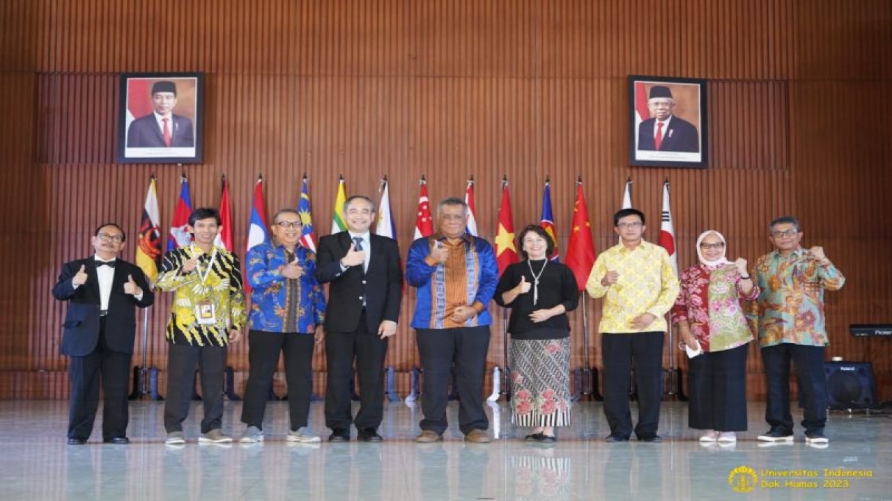 Rektor Universitas Indonesia (UI), Prof. Ari Kuncoro (tengah baju biru) berr foto disela-sela acara forum budaya mahasiswa ASEAN.(ANTARA/Foto: Humas UI)