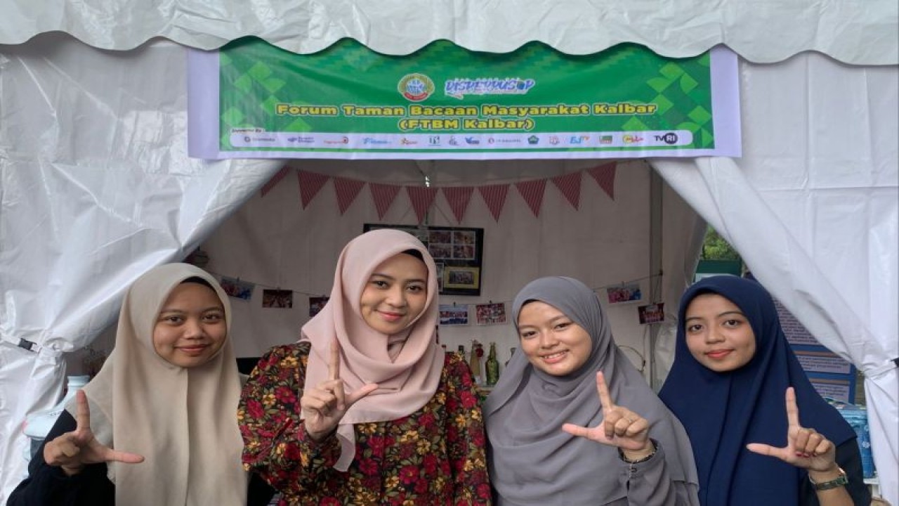 Pengurus Forum Taman Bacaan Masyarakat (TBM) Kalimantan Barat berpartisipasi dalam kegiatan lomba bercerita dan bazar buku yang diadakan oleh Pemerintah Kota Pontianak mulai Rabu (17/5/2023). (ANTARA/Ananda Alifia Putri)