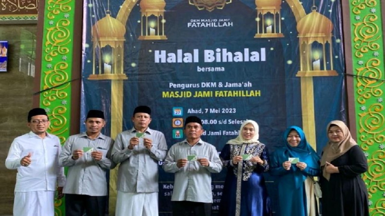 Foto bersama dengan DKM Masjid Fatahillah Sumur Batu, Kemayoran, Jakarta Pusat. (ANTARA/Erafzon Saptiyulda AS/ho bpjamsostek)