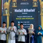 Foto bersama dengan DKM Masjid Fatahillah Sumur Batu, Kemayoran, Jakarta Pusat. (ANTARA/Erafzon Saptiyulda AS/ho bpjamsostek)-1683707579