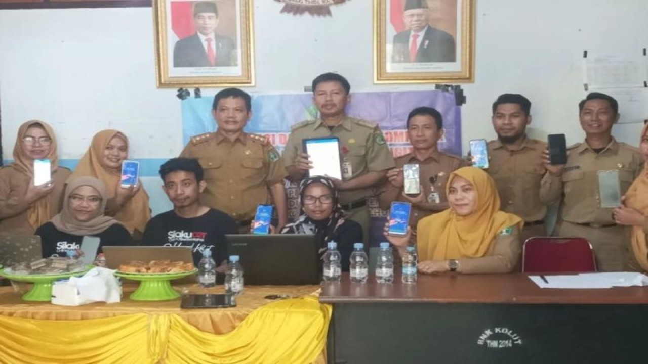 Foto bersama Kepala Disdukcapil Kabupaten Kolaka Utara bersama jajaran. (Antara/HO-Pemkab Kolut)