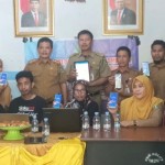 Foto bersama Kepala Disdukcapil Kabupaten Kolaka Utara bersama jajaran. (Antara/HO-Pemkab Kolut)-1684923972