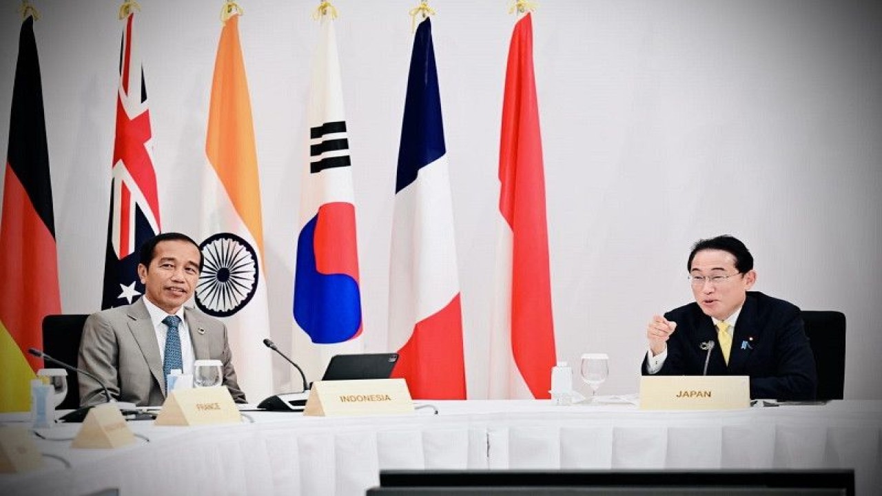 Presiden RI Joko Widodo (kiri) duduk di samping Perdana Menteri Jepang Fumio Kishida saat menghadiri Sesi Kerja Mitra G7 yang membahas soal iklim, energi, dan lingkungan di Hotel Grand Prince, Hiroshima, Jepang, Sabtu (20/5/2023), dalam rangkaian Konferensi Tingkat Tinggi (KTT) G7. (ANTARA/HO-Biro Pers Sekretariat Presiden RI)