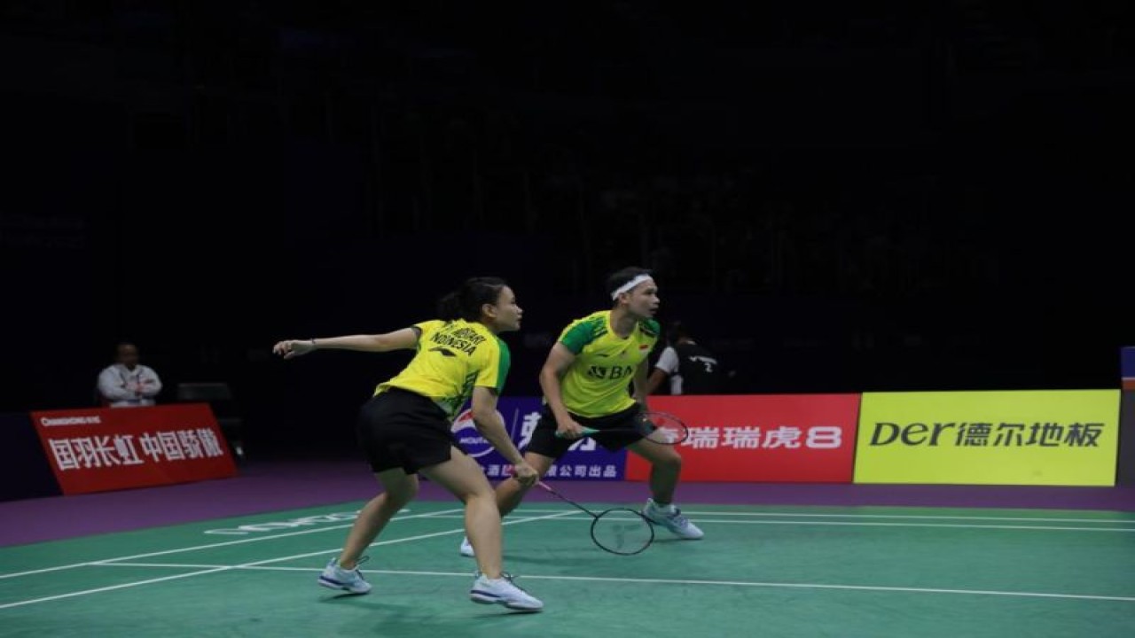 Ganda campuran Rinov Rivaldy/Pitha Haningtyas Mentari mencetak keunggulan pertama bagi Indonesia atas Jerman pada penyisihan Grup B Piala Sudirman 2023 di Suzhou, China, Selasa. (ANTARA/HO-PP PBSI)