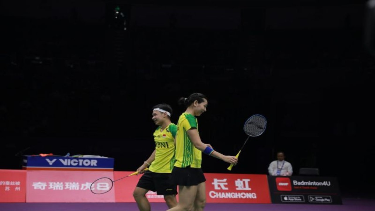 Ganda campuran Rinov Rivaldy/Gloria Emanuelle Widjaja dikalahkan pasangan Zheng Si Wei/Huang Ya Qiong (China) pada partai pertama babak perempat final Piala Sudirman 2023 di Suzhou, China, Jumat. (ANTARA/HO-PP PBSI)