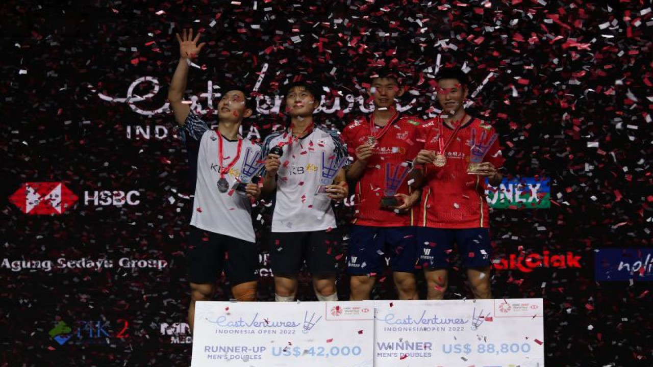 Peraih juara nomor ganda putra Indonesia Open 2022 yakni pebulu tangkis China Liu Yu Chen (kedua kanan) dan Ou Xuan Yi (kanan) berfoto bersama pemenang kedua ganda putra Korea Selatan Choi Sol Gyu (kiri) dan Kim Won Ho di Istora Senayan, Jakarta, Minggu (19/6/2022). Ganda putra China Liu Yu Chen/Ou Xuan Yi berhasil menjadi juara usai menang 21-17, 23-21. ANTARA FOTO/Sigid Kurniawan/nym