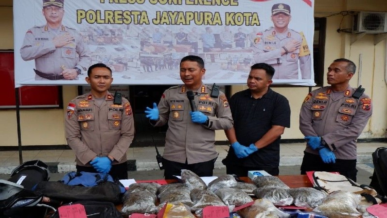 Kapolresta Jayapura Kota Kombes Polisi Victor Mackbon (dua kiri) saat memberi keterangan pers terkait penangkapan warga negara PNG yang membawa 8,7 kilogram ganja, Rabu (24/5/2023). ANTARA/HO-Sakti